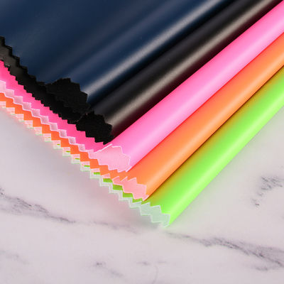 Cuir en PU blanc pour vêtement largeur 54/55'