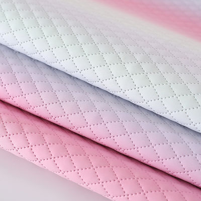 Sac à main en relief en cuir PU Texturation de grille en diamant arc-en-ciel