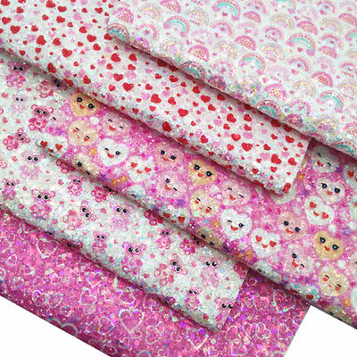 En polyuréthane, en peau rose, avec des glitters.