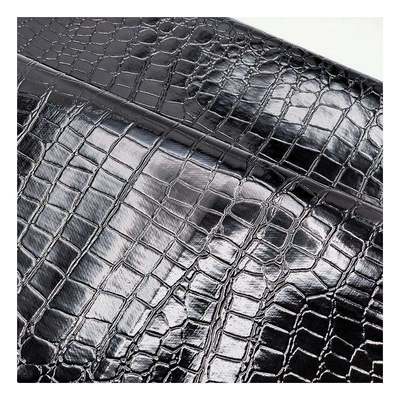 Des chaussures et des sacs en cuir faux