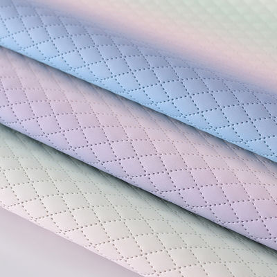 Sac à main en relief en cuir PU Texturation de grille en diamant arc-en-ciel