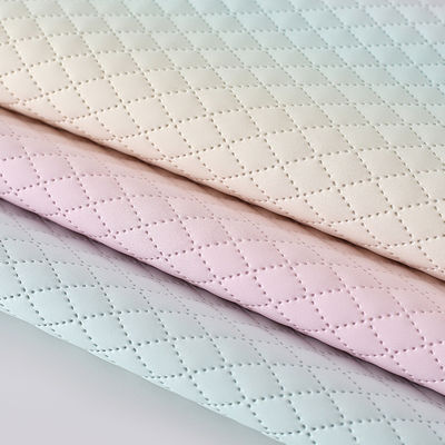 Sac à main en relief en cuir PU Texturation de grille en diamant arc-en-ciel