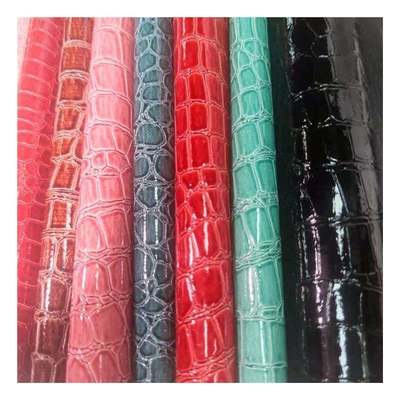 Des chaussures et des sacs en cuir faux