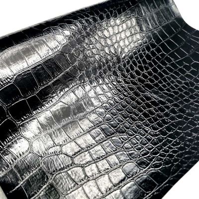 Le coq est un cochon en Pvc en cuir synthétique. Des chaussures à motifs animaux.