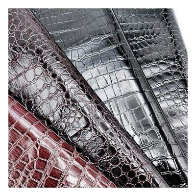 Des chaussures et des sacs en cuir faux