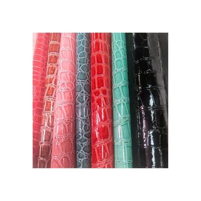 Des chaussures et des sacs en cuir faux